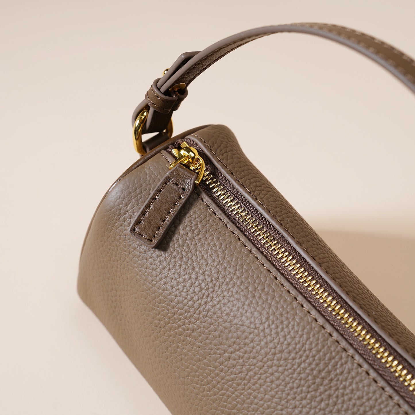 Minimalistische Umhängetasche aus echtem Leder für Damen mit gesteppter Kamelienkette