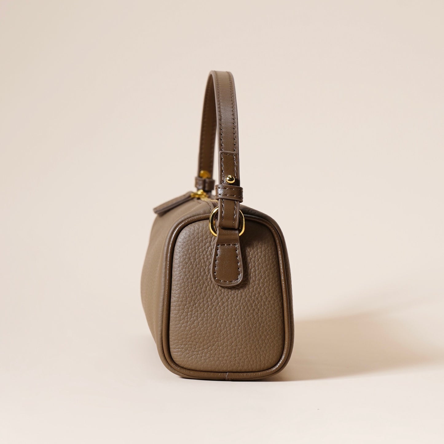 Minimalistische Umhängetasche aus echtem Leder für Damen mit gesteppter Kamelienkette