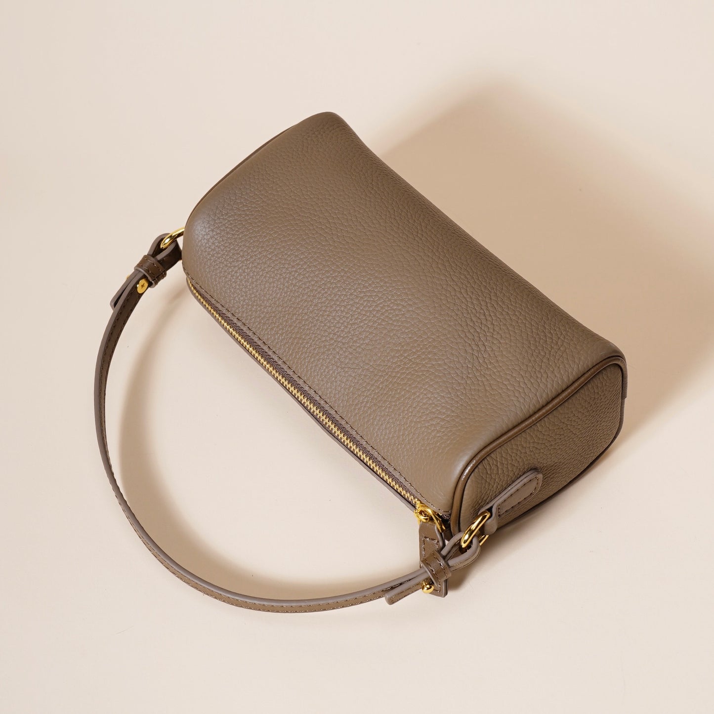Minimalistische Umhängetasche aus echtem Leder für Damen mit gesteppter Kamelienkette