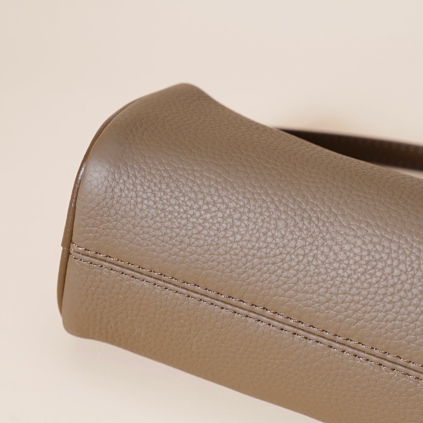 Minimalistische Umhängetasche aus echtem Leder für Damen mit gesteppter Kamelienkette