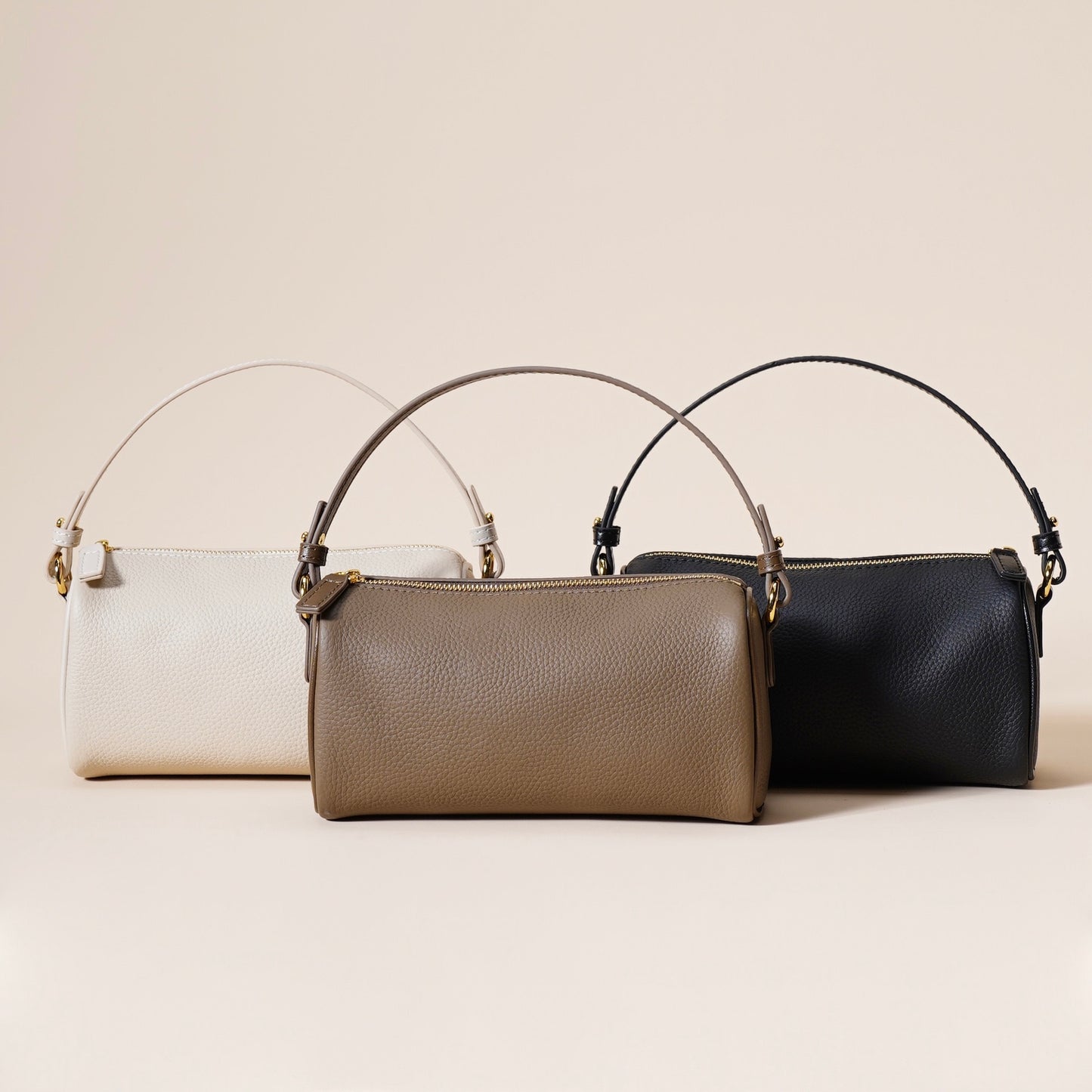 Minimalistische Umhängetasche aus echtem Leder für Damen mit gesteppter Kamelienkette