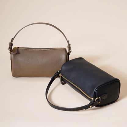 Minimalistische Umhängetasche aus echtem Leder für Damen mit gesteppter Kamelienkette