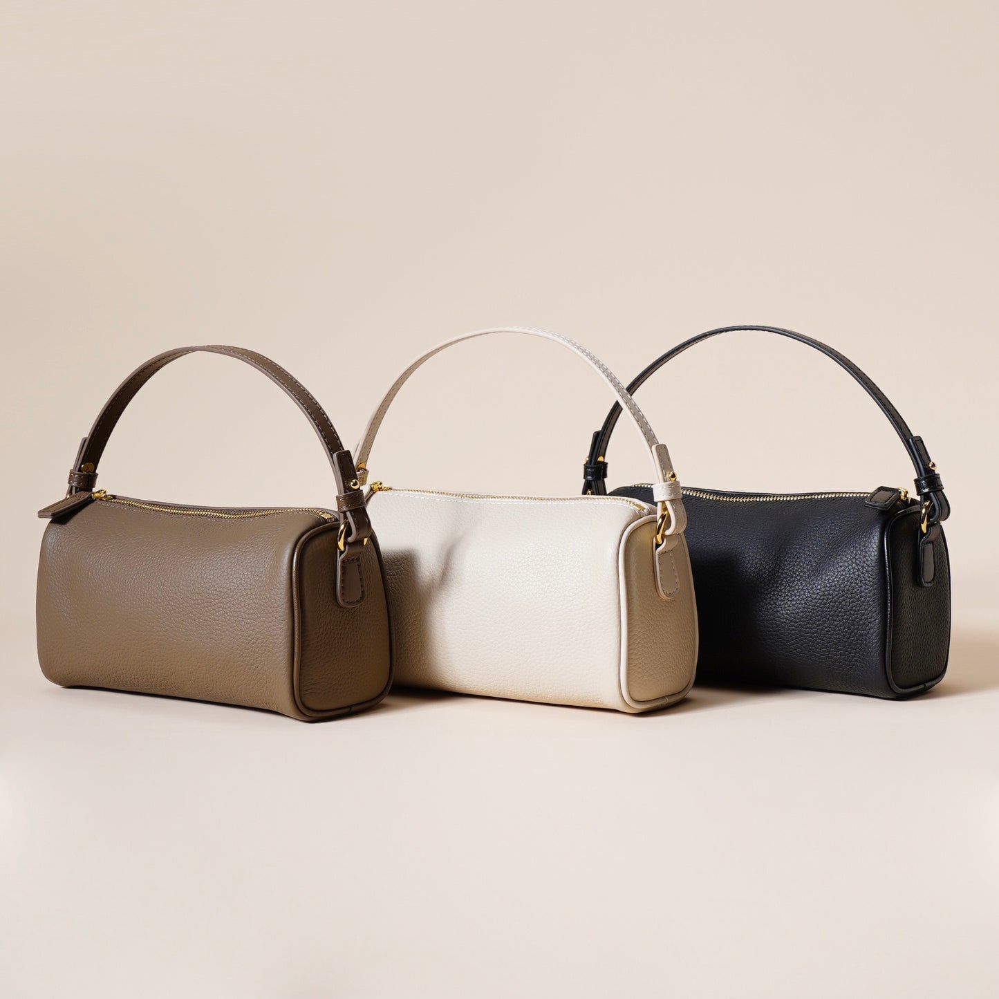 Minimalistische Umhängetasche aus echtem Leder für Damen mit gesteppter Kamelienkette