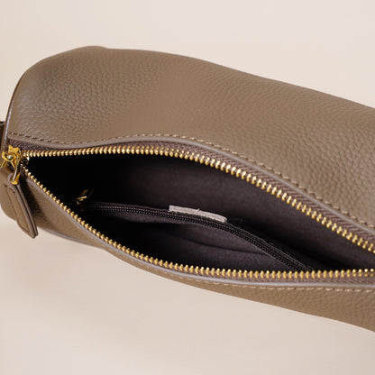 Minimalistische Umhängetasche aus echtem Leder für Damen mit gesteppter Kamelienkette
