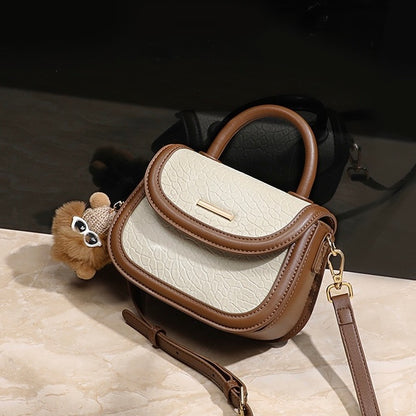 Damen-Handtasche aus echtem Leder mit Farbblock und pelzigem Anhänger