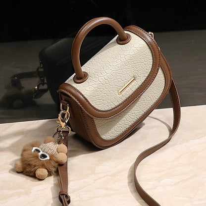 Damen-Handtasche aus echtem Leder mit Farbblock und pelzigem Anhänger