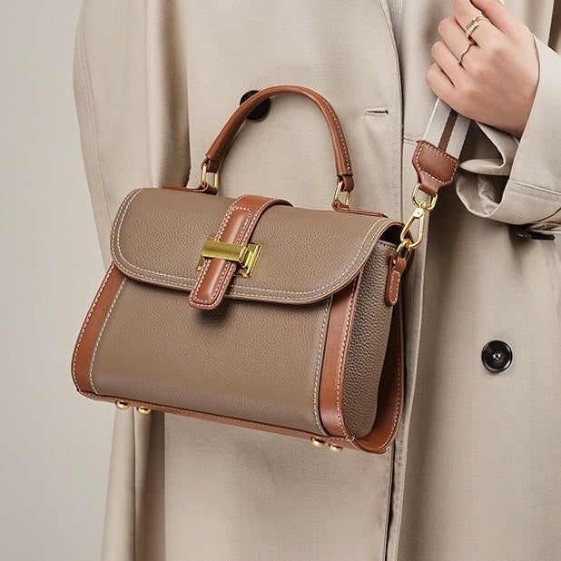 Strukturierte Umhängetasche aus echtem Leder für Damen mit Tragegriff oben im luxuriösen minimalistischen Stil