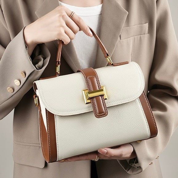 Strukturierte Umhängetasche aus echtem Leder für Damen mit Tragegriff oben im luxuriösen minimalistischen Stil