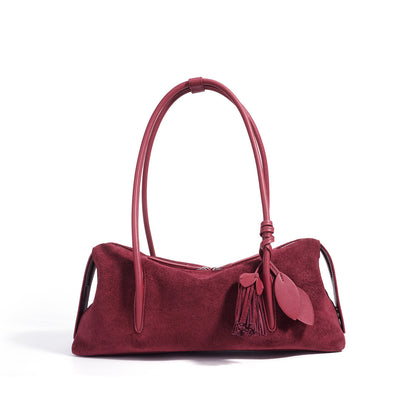 Matte Schultertasche aus echtem Leder mit Quastenanhänger