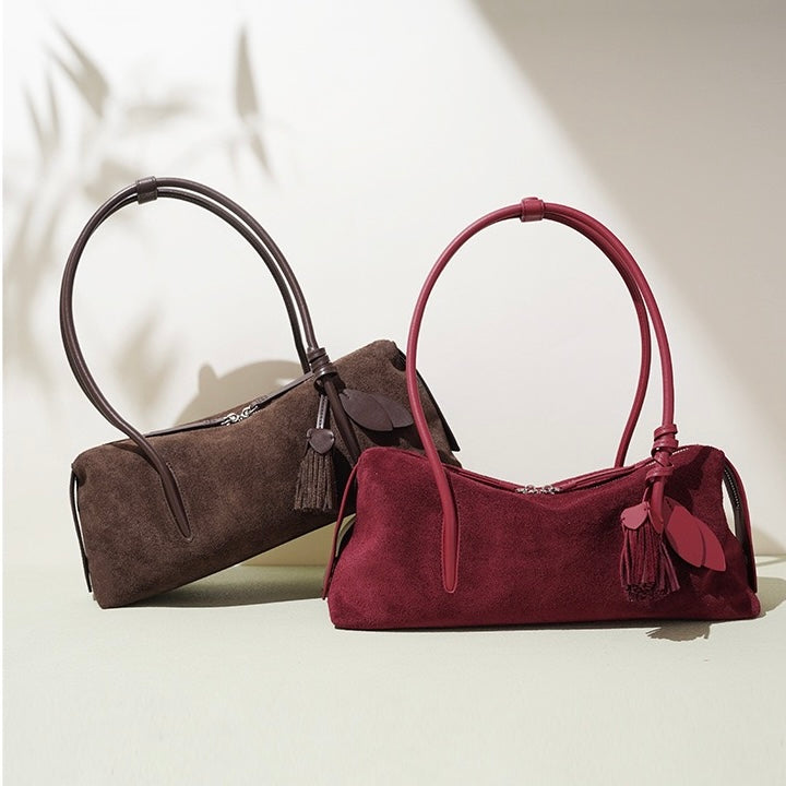 Matte Schultertasche aus echtem Leder mit Quastenanhänger