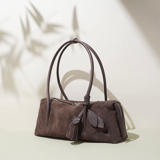 Matte Schultertasche aus echtem Leder mit Quastenanhänger