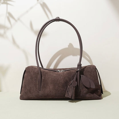 Matte Schultertasche aus echtem Leder mit Quastenanhänger