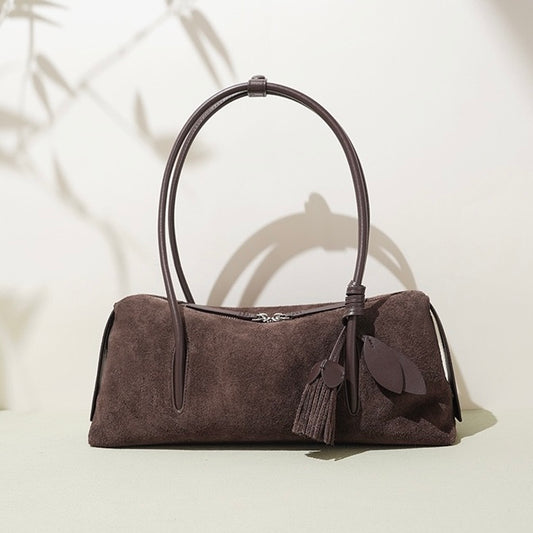 Matte Schultertasche aus echtem Leder mit Quastenanhänger