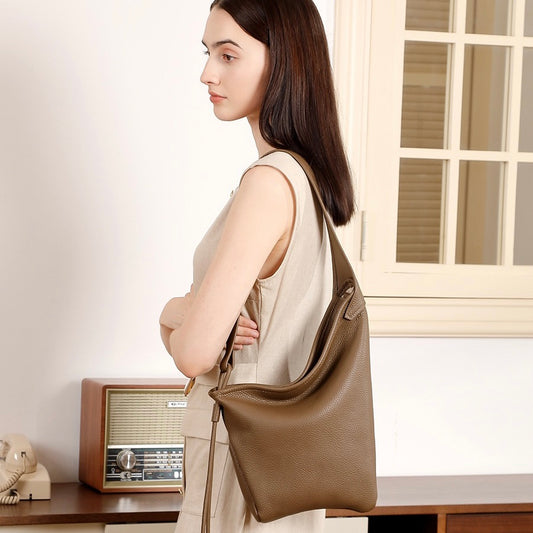Bolso cruzado de hombro con diseño asimétrico minimalista y forma de cuerno holgado