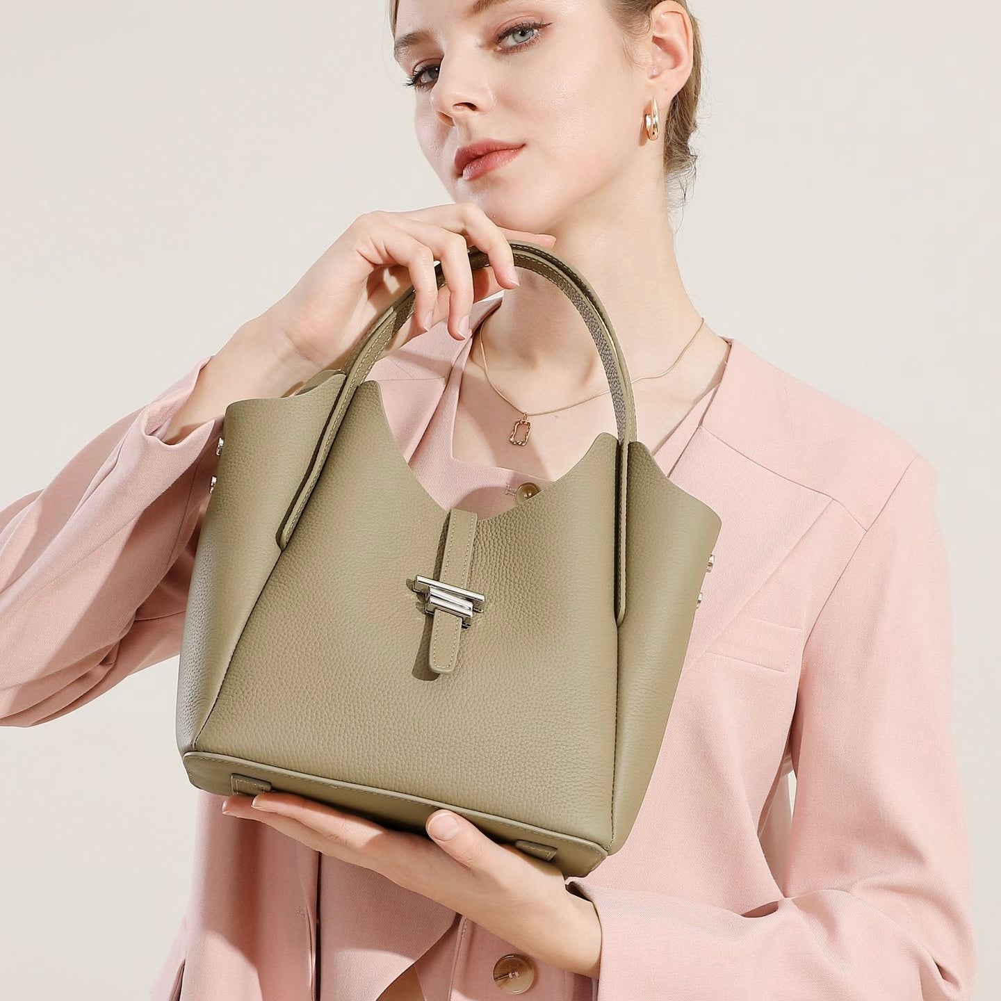 Damen-Umhängetasche aus echtem Leder mit Tragegriff oben im minimalistischen Stil