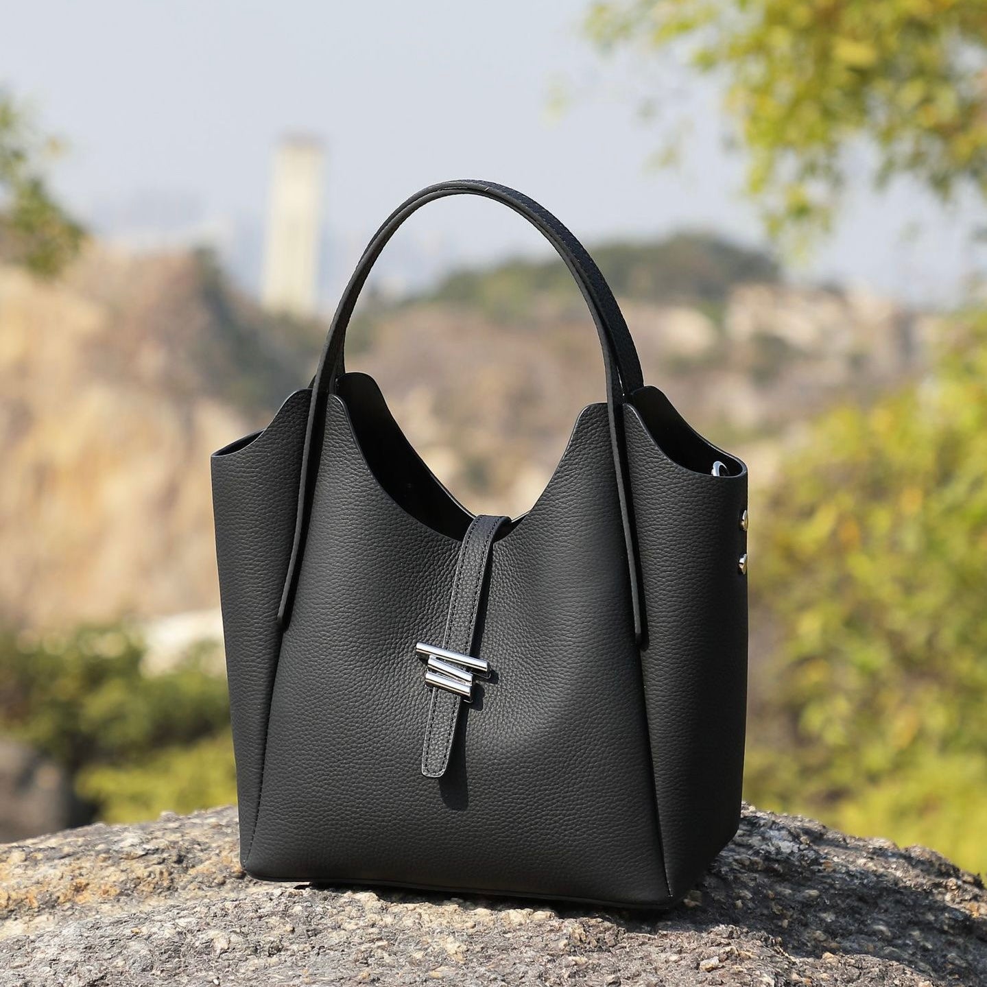 Damen-Umhängetasche aus echtem Leder mit Tragegriff oben im minimalistischen Stil