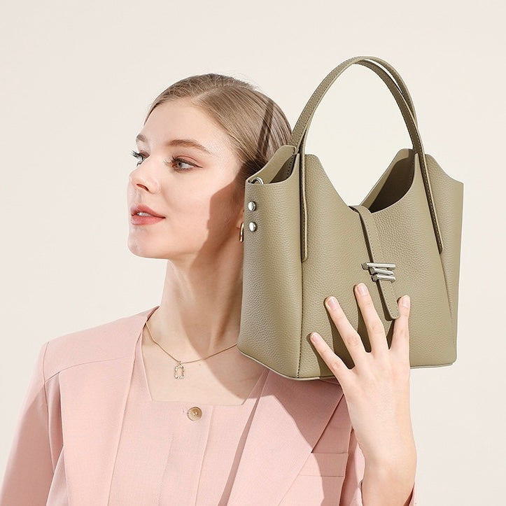 Damen-Umhängetasche aus echtem Leder mit Tragegriff oben im minimalistischen Stil