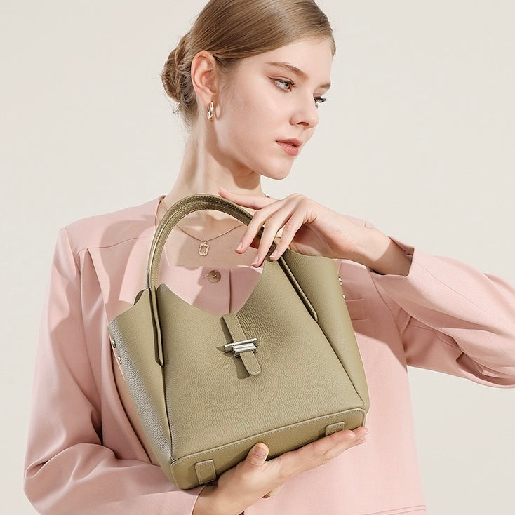 Damen-Umhängetasche aus echtem Leder mit Tragegriff oben im minimalistischen Stil
