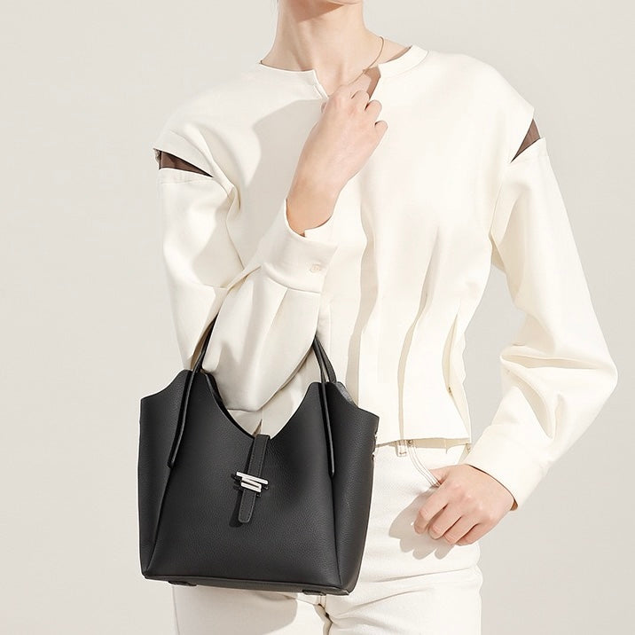Damen-Umhängetasche aus echtem Leder mit Tragegriff oben im minimalistischen Stil