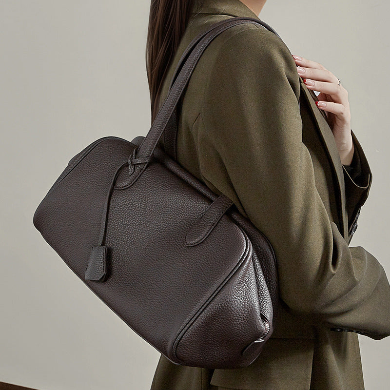 حقيبة مودرن إيست-ويست جلد طبيعي | حقيبة بولينغ بسيطة من جلد الحصى