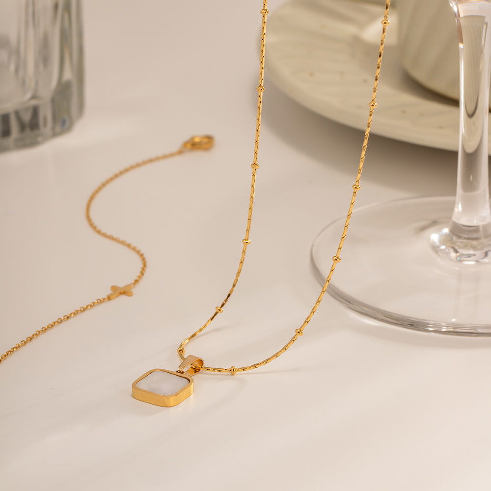 Collar colgante cuadrado de nácar