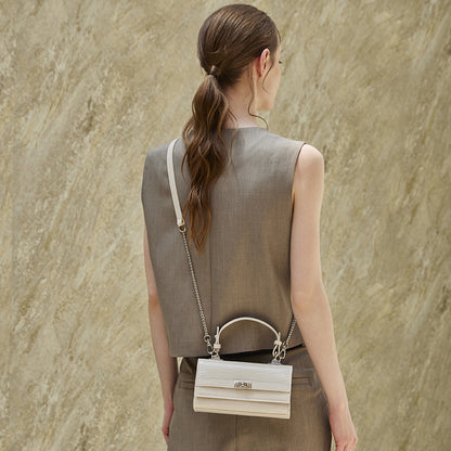 Bolso clutch sobre vintage de cuero genuino con acabado brillante tipo cocodrilo
