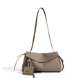 Pochette en véritable cuir grainé au style doux, avec rabat et porte-monnaie
