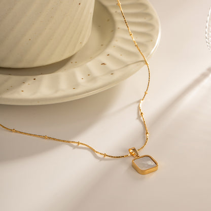 Collar colgante cuadrado de nácar