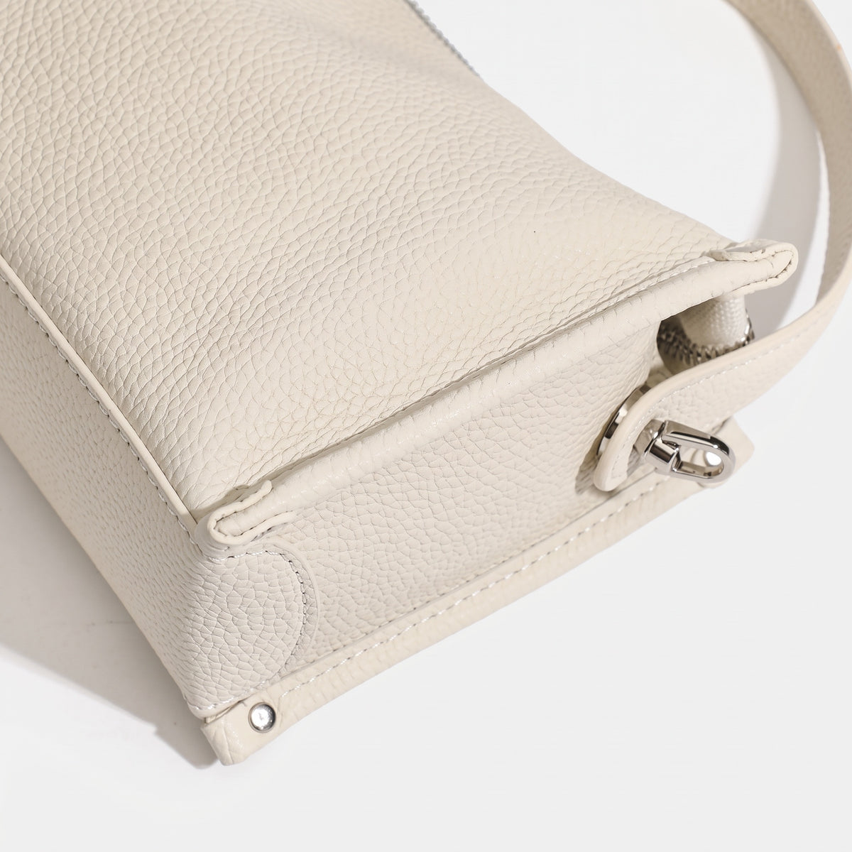 Pochette minimalista a tracolla in vera pelle martellata dalle linee essenziali