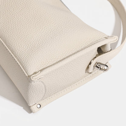 Pochette minimalista a tracolla in vera pelle martellata dalle linee essenziali