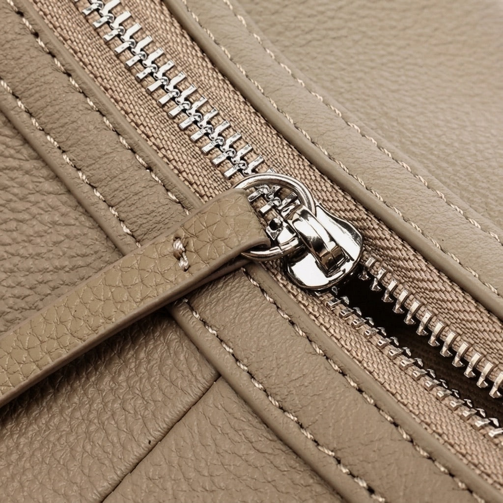 Legere, lässige Hobo-Clutch aus genarbtem echtem Leder  