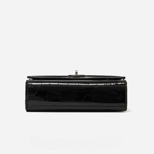 Bolso clutch sobre vintage de cuero genuino con acabado brillante tipo cocodrilo