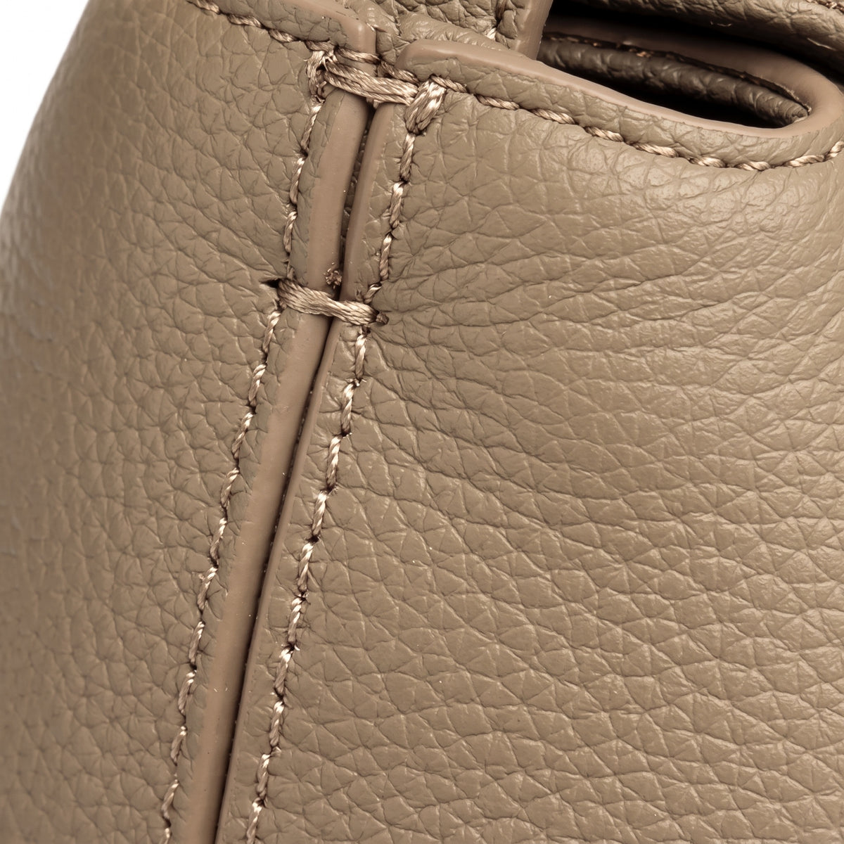Borsa a tracolla di nicchia artigianale in vera pelle con chiusura magnetica nascosta
