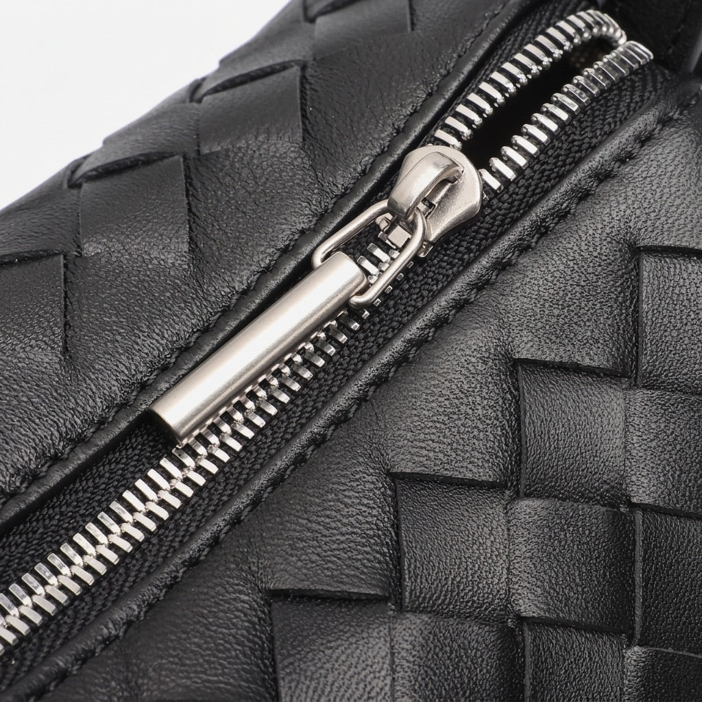 Minimalistische Baguette-Clutch aus gewebtem echtem Schafsleder  