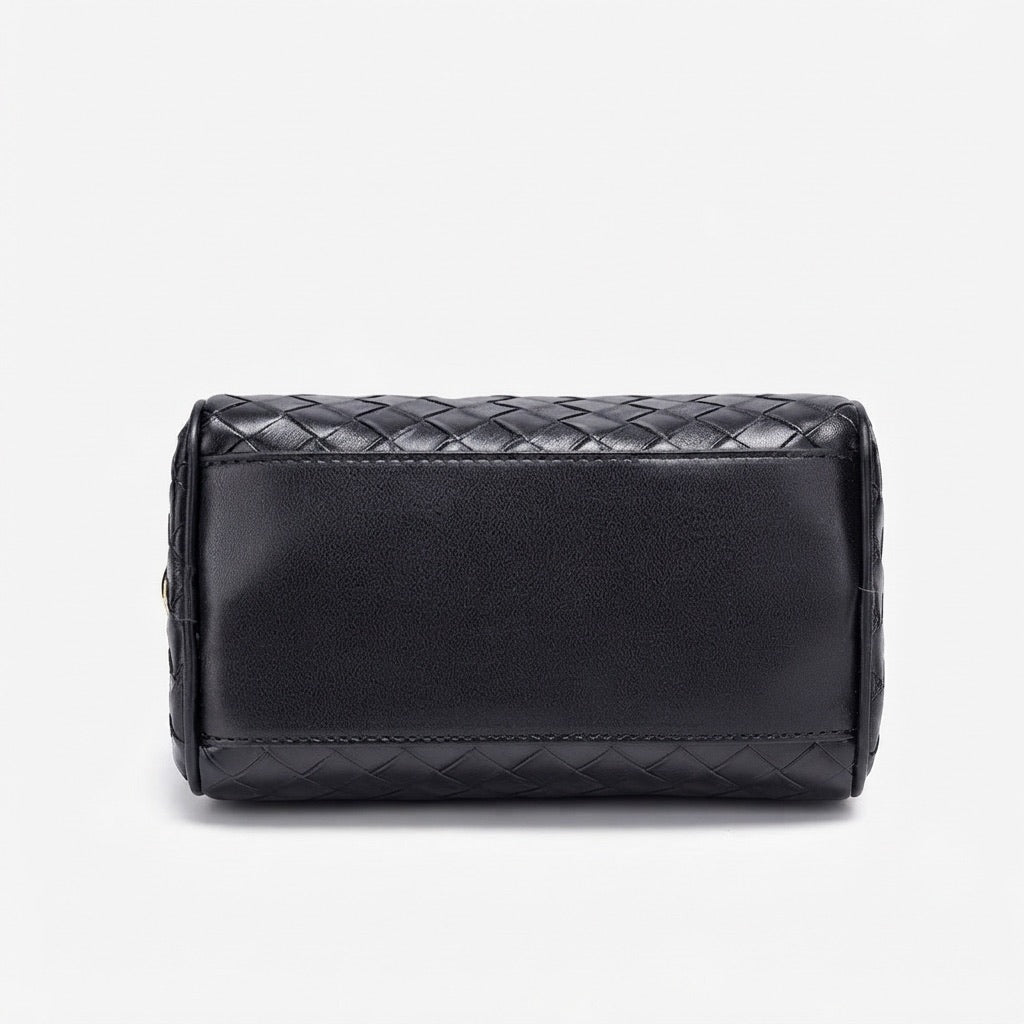 Borsa pochette Boston raffinata intrecciata in ecopelle vegana, con giocoso charm a orsacchiotto
