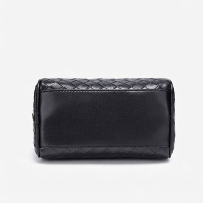 Borsa pochette Boston raffinata intrecciata in ecopelle vegana, con giocoso charm a orsacchiotto