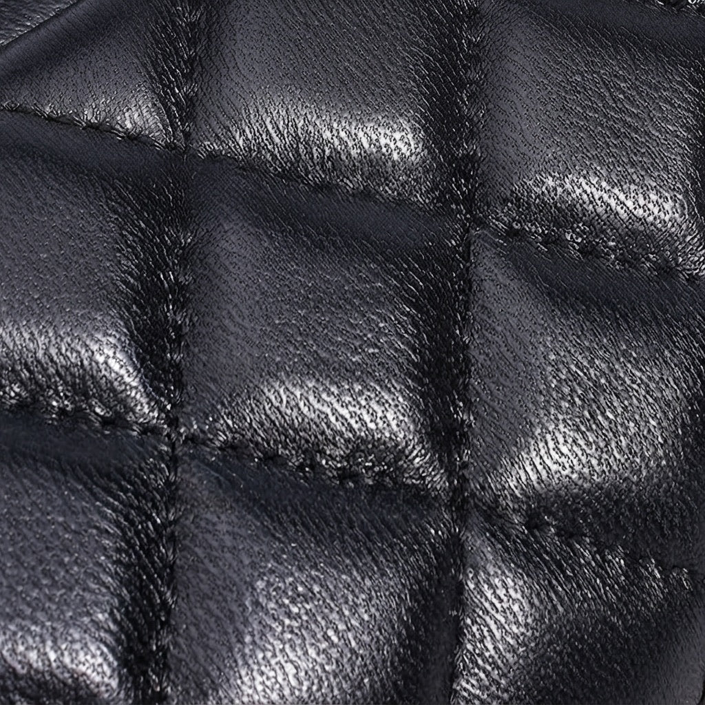 Borsa pochette raffinata con patta trapuntata in vera pelle di montone