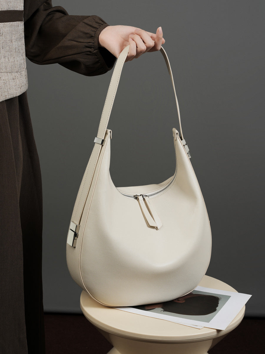 Borsa a tracolla a mezzaluna minimalista in vera pelle