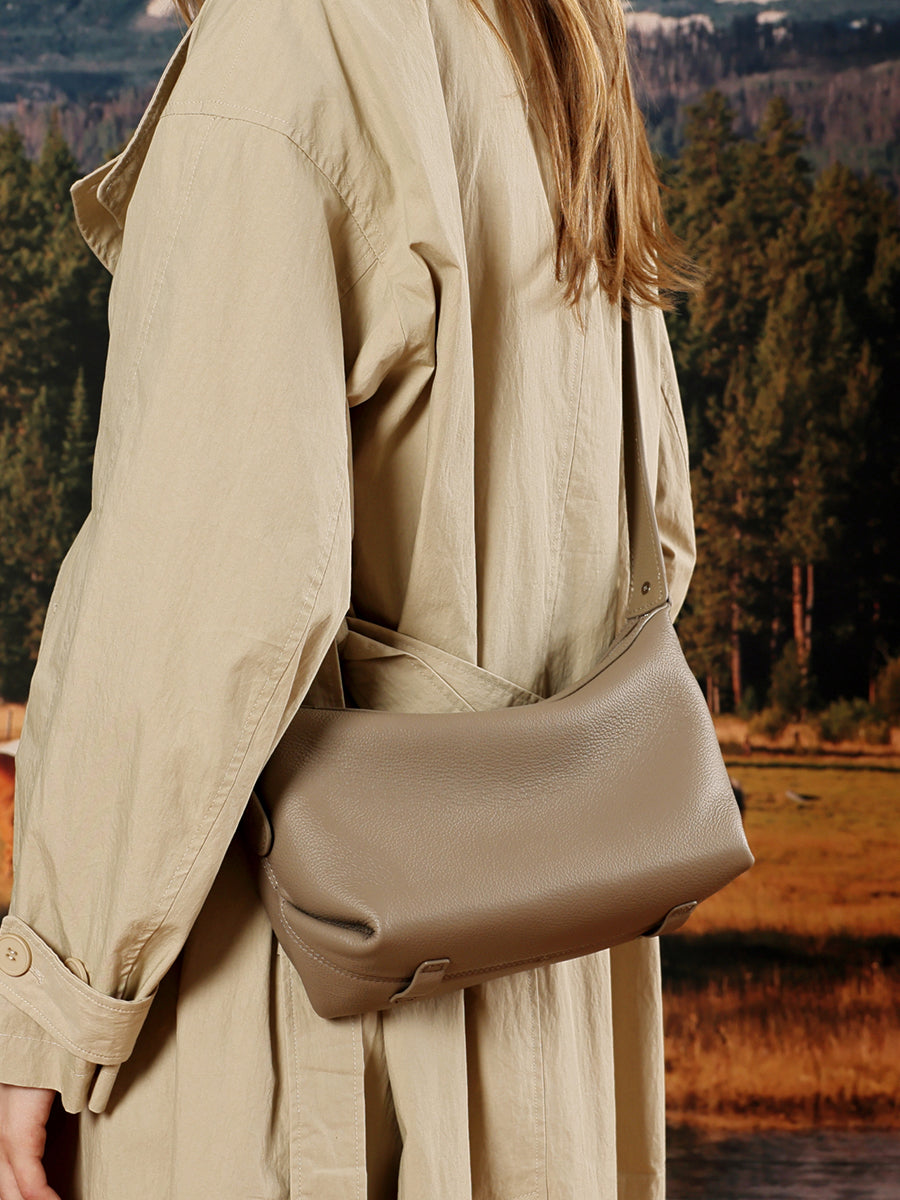 Legere, lässige Hobo-Clutch aus genarbtem echtem Leder  