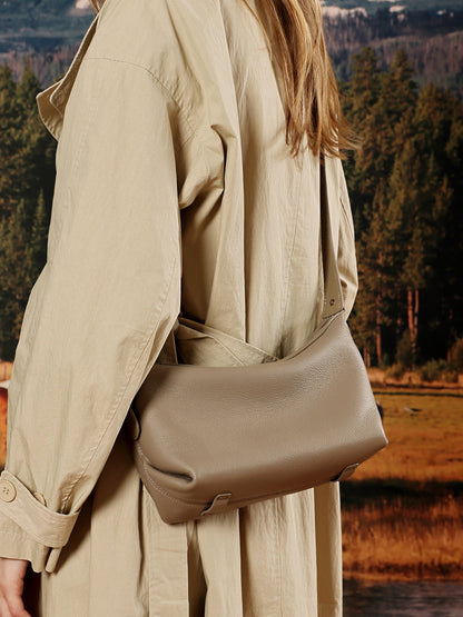 Legere, lässige Hobo-Clutch aus genarbtem echtem Leder  