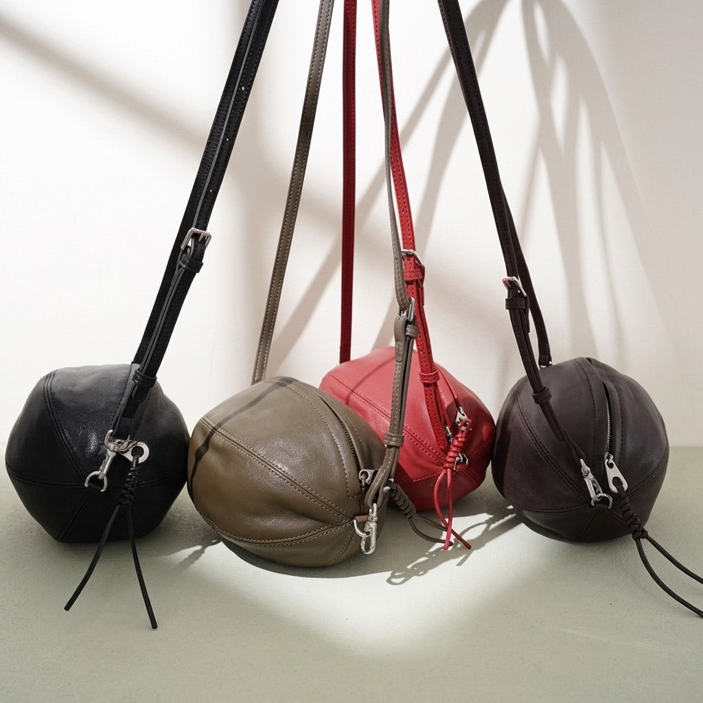 Moderne, geschmeidige ovale Rugby-Clutch aus echtem Lammleder