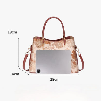 Borsa pochette floreale in ecopelle vegana, dal lusso discreto, con charm a foglia