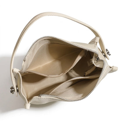 Pochette minimalista a tracolla in vera pelle martellata dalle linee essenziali