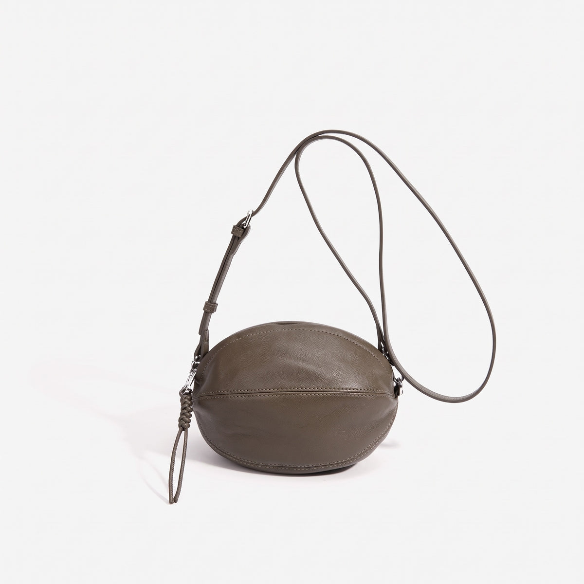 Moderne, geschmeidige ovale Rugby-Clutch aus echtem Lammleder