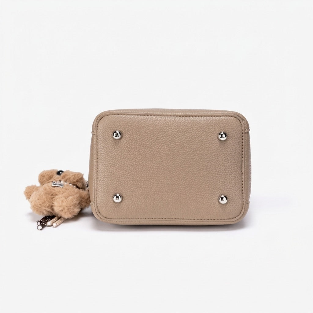 Sac seau en cuir écologique végan à texture grainée douce avec breloque chiot duveteux