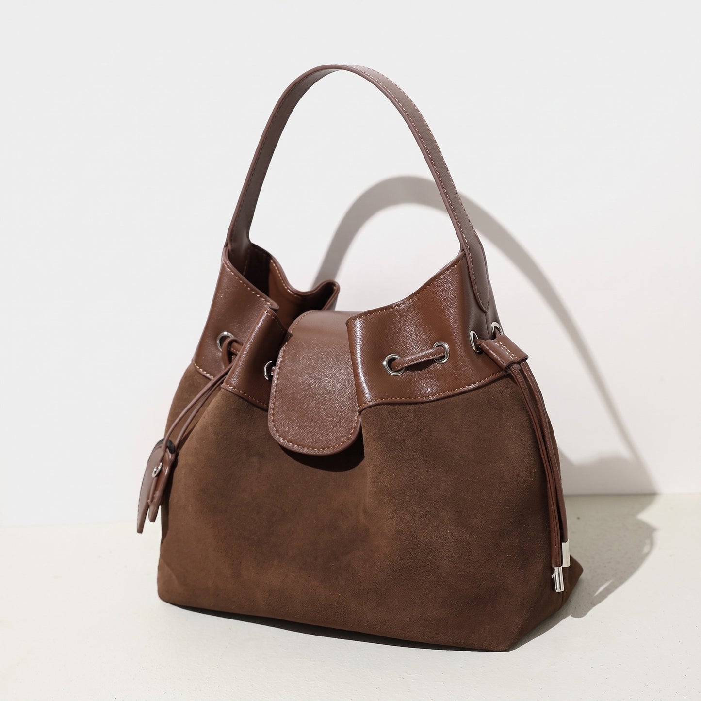 Sac seau chic en cuir suédé avec cordon de serrage et breloque cheval