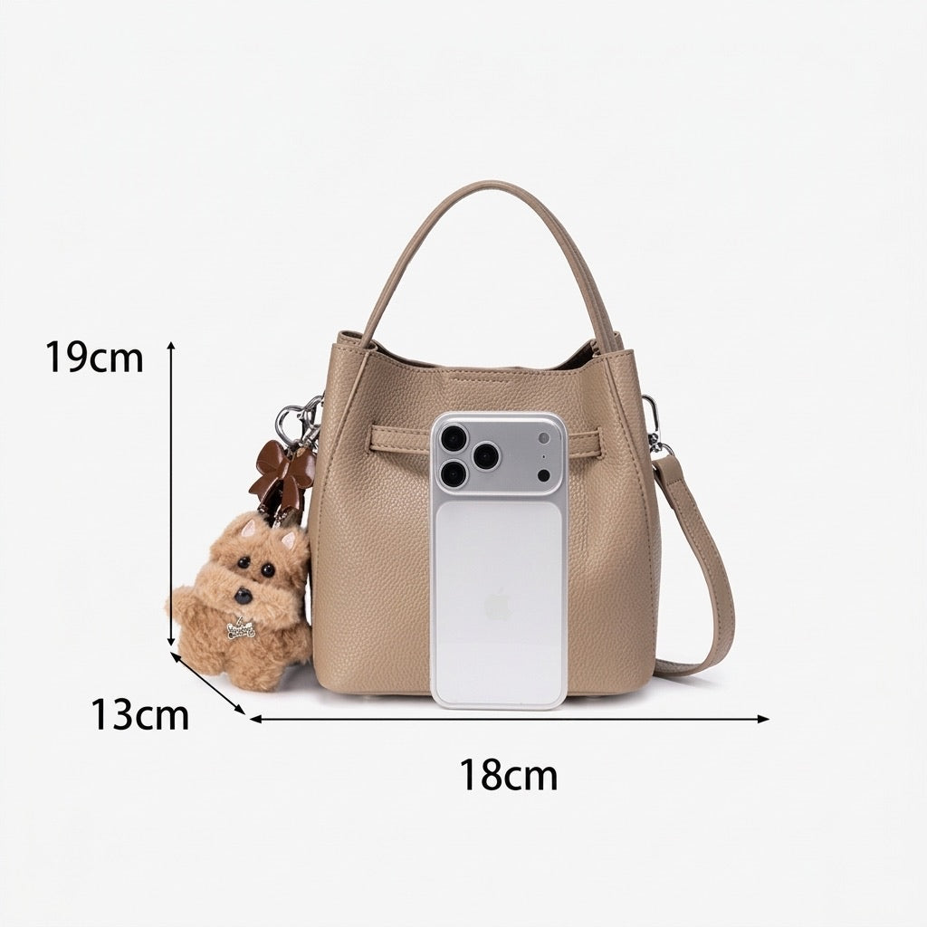 Sac seau en cuir écologique végan à texture grainée douce avec breloque chiot duveteux