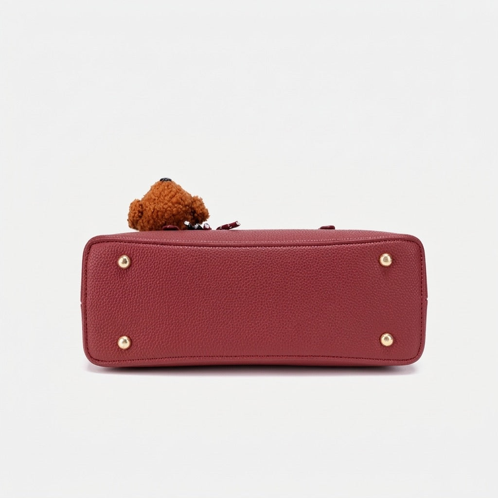 Bolso de mano tipo clutch de cuero vegano ecológico con textura granulada pulida y charm de oso de peluche  