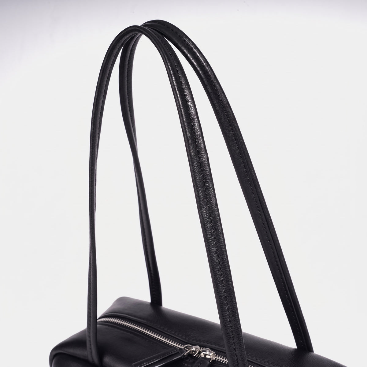 Bolso de mano tipo clutch minimalista de piel de oveja genuina con forma de bolera