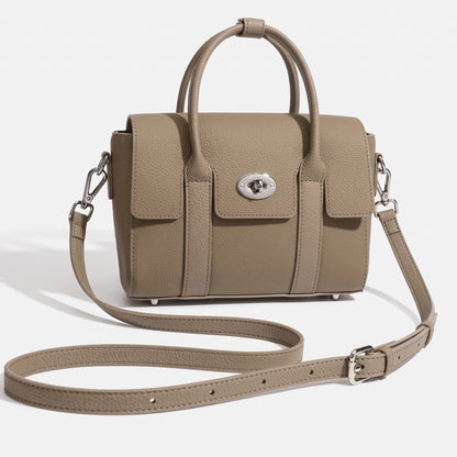 Borsa classica ed elegante a tracolla e spalla in vera pelle con patta